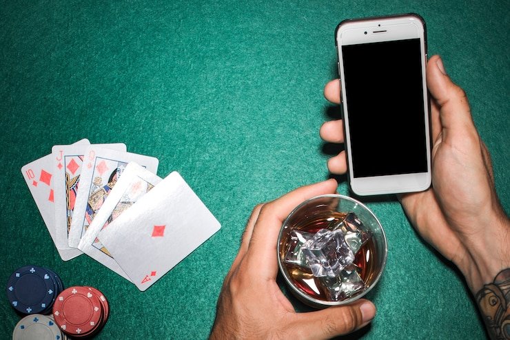 Pengguna mobile membaca fitur hiburan